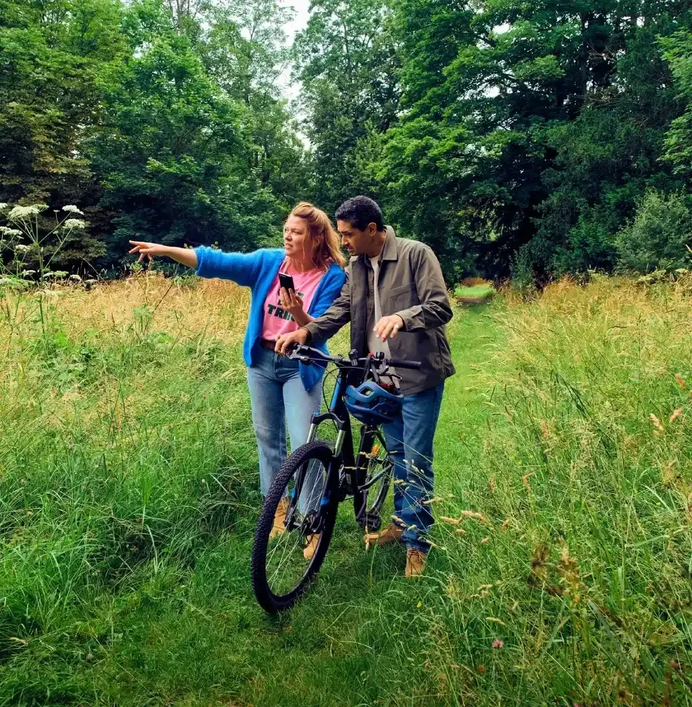 Un couple qui se balade en fôret