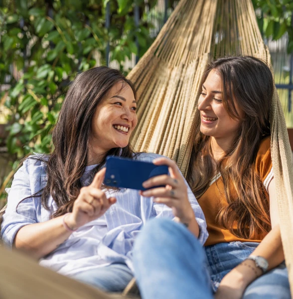 Deux amis se prennent en photo avec leur smartphone