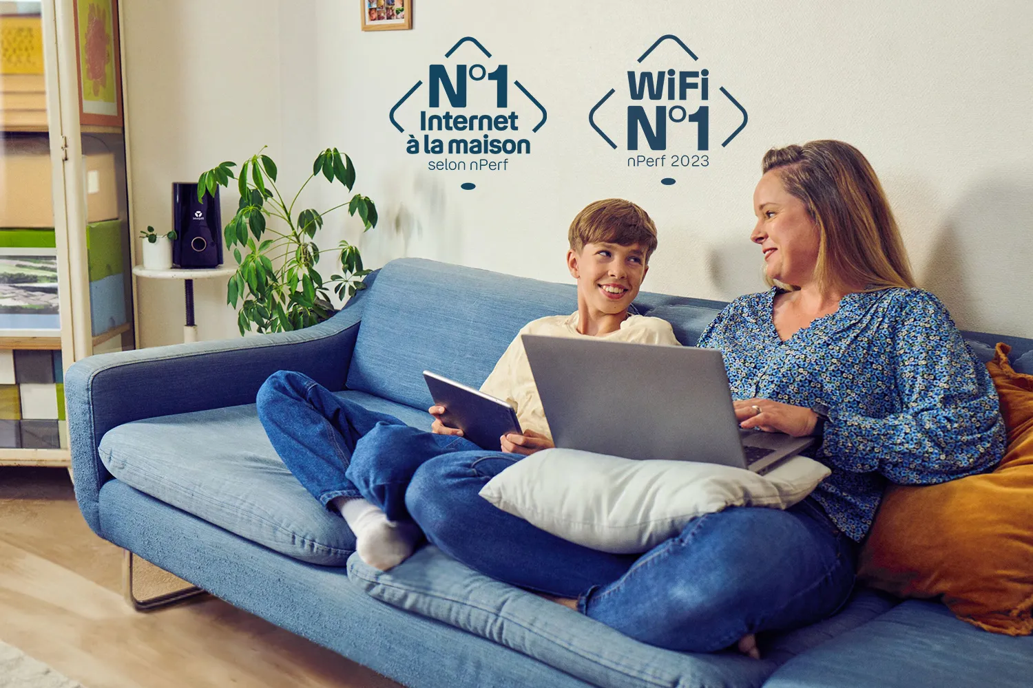 Famille qui profite du WiFi dans leur salon