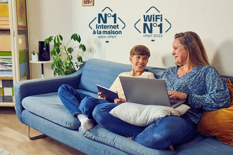 Famille qui profite du WiFi dans leur salon