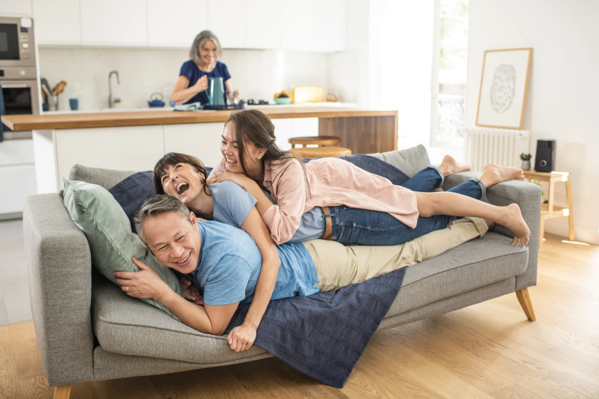 Famille partageant un moment de bonheur collectif