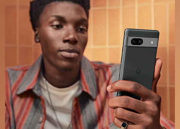 Bouygues Telecom - Jeune homme utilisant son smartphone face à l'écran - Google Pixel 7a