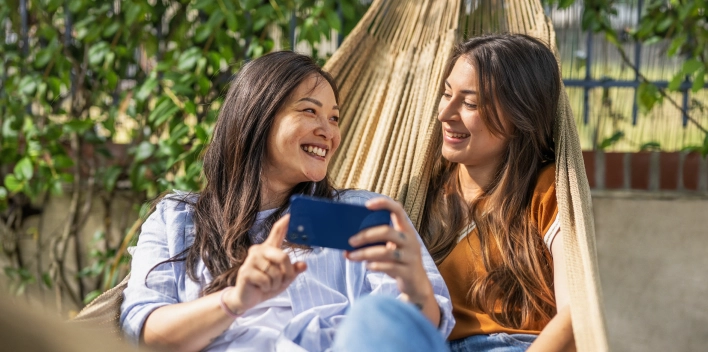 Femmes allongées dans un transat avec un smartphone