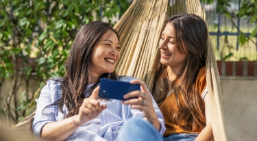 Femmes allongées dans un transat avec un smartphone